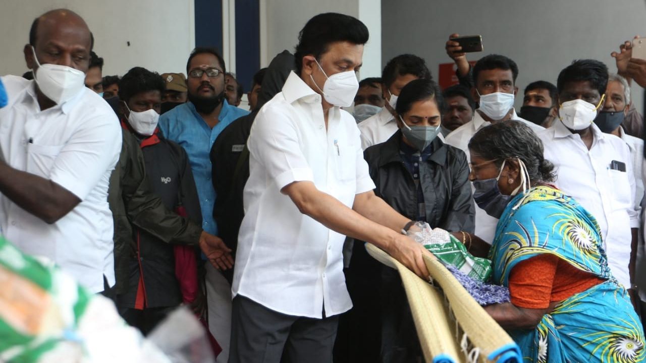 நிவர் புயலால் பாதிக்கப்பட்ட மக்களுடன் ‘களத்தில் நிற்கும் தி.மு.க தலைவர் மு.க.ஸ்டாலின்’ ! (Photos)