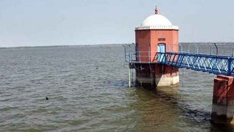 தொடர்மழையால் நிரம்பும் நிலையில் செம்பரம்பாக்கம் ஏரி.. அடையாறு ஆற்றில் வெள்ளம்.. அச்சத்தில் சென்னை மக்கள்!