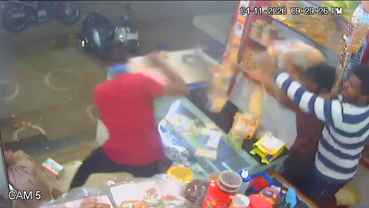 “ஒட்டகப் பாலில் டீ கேட்டு ரகளை” : புதுச்சேரியில் பேக்கரியை சூறையாடி ஊழியர்களை தாக்கிய இளைஞர்கள் கைது!