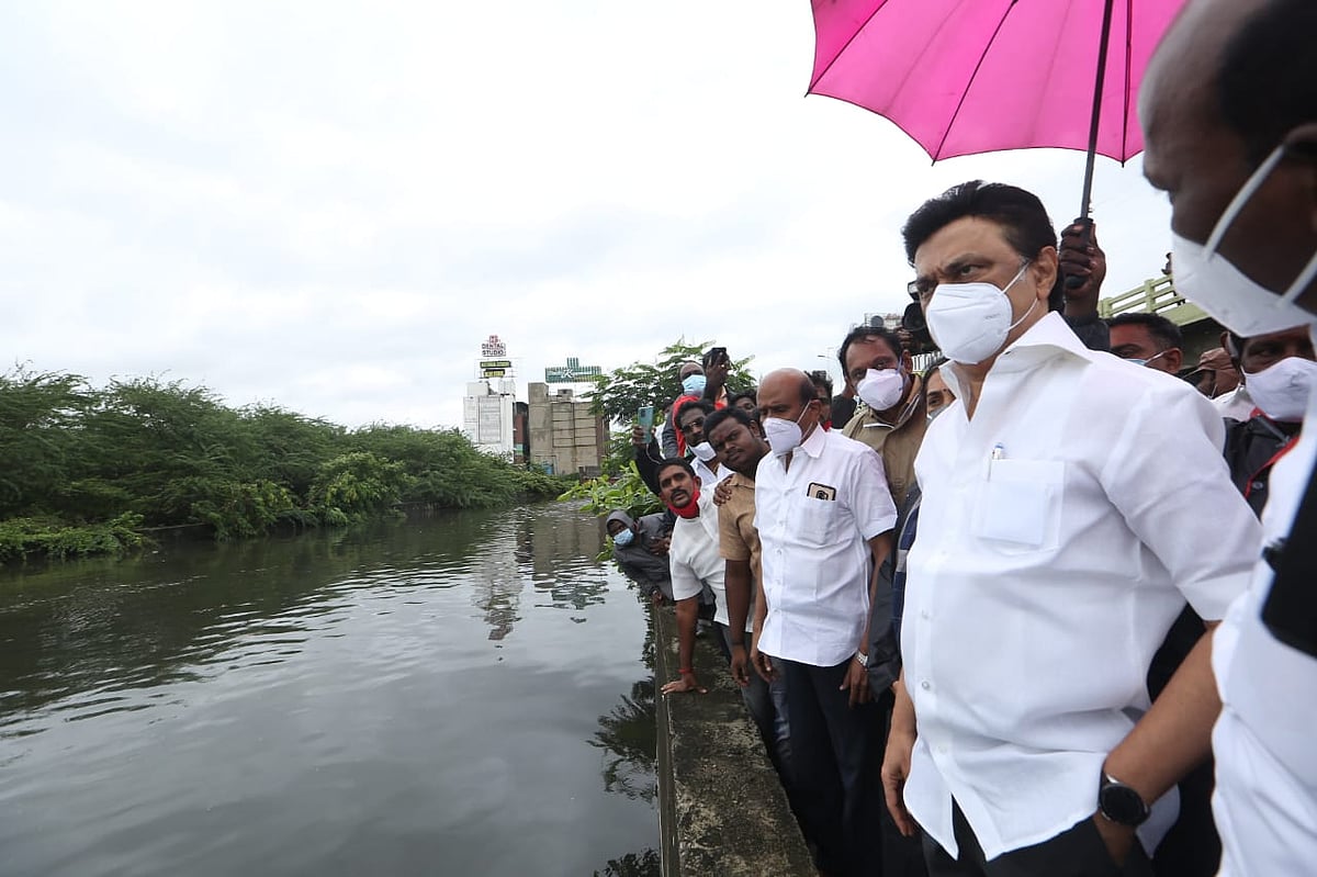 நிவர் புயலால் பாதிக்கப்பட்ட மக்களுடன் ‘களத்தில் நிற்கும் தி.மு.க தலைவர் மு.க.ஸ்டாலின்’ ! (Photos)