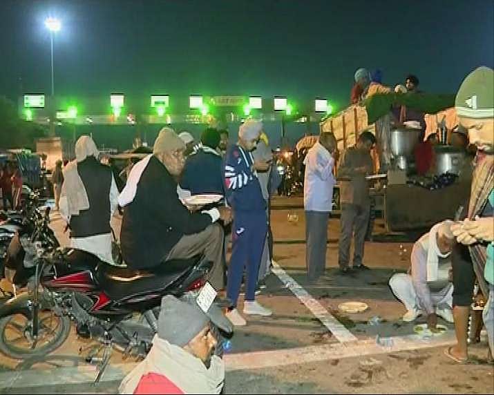 டெல்லியில் 10 டிகிரி செல்சியஸ் குளிரிலும் போராட்டத்தைத் தொடரும் விவசாயிகள்: வேடிக்கை பார்க்கும் மோடி அரசு