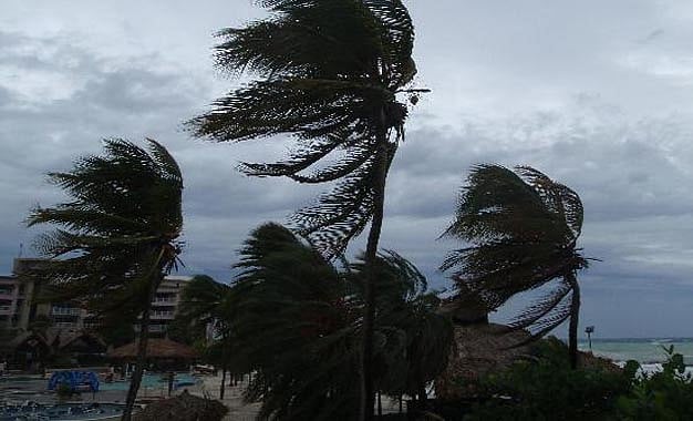 அதி தீவிர புயலாக மாறுகிறது ‘நிவர்’ : 15 மாவட்டங்களில் இடி மின்னலுடன் கூடிய மிக கனமழை பெய்யக்கூடும்!