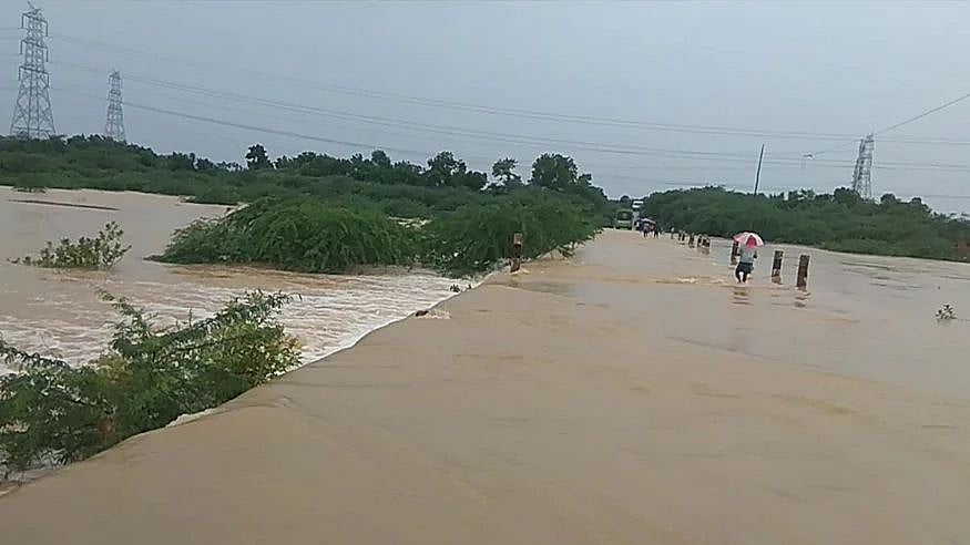 கொசஸ்தலை ஆற்றின் வெள்ளப்பெருக்கு : அ.தி.மு.க அரசின் அலட்சியத்தால் 30-க்கும் மேற்பட்ட கிராமங்கள் பாதிப்பு!