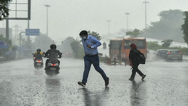சென்னையில் அடுத்த 2 நாட்களுக்கு இடியுடன் கூடிய கனமழைக்கு வாய்ப்பு.. மீனவர்களுக்கு சூறாவளி எச்சரிக்கை!