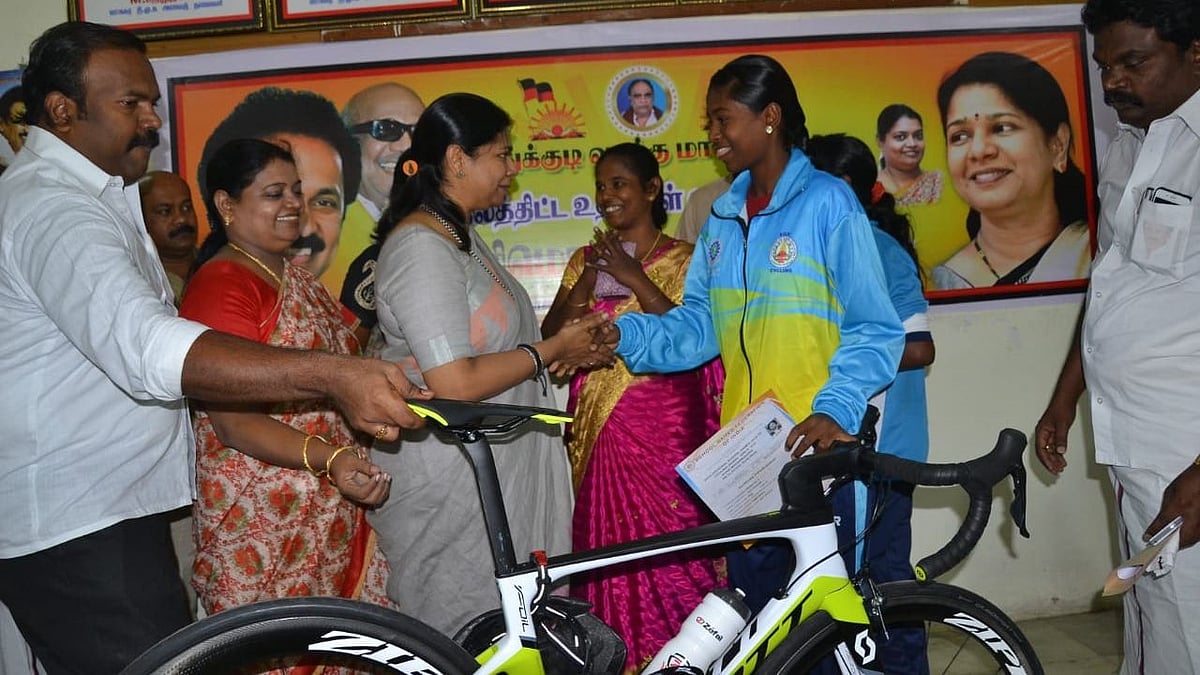 “கிராம சபை முதல் டெல்லி வரை” : ஒலிம்பிக் சைக்கிள் போட்டிக்கு தேர்வான மாணவிக்கு ஊக்கம் தந்த கனிமொழி MP!