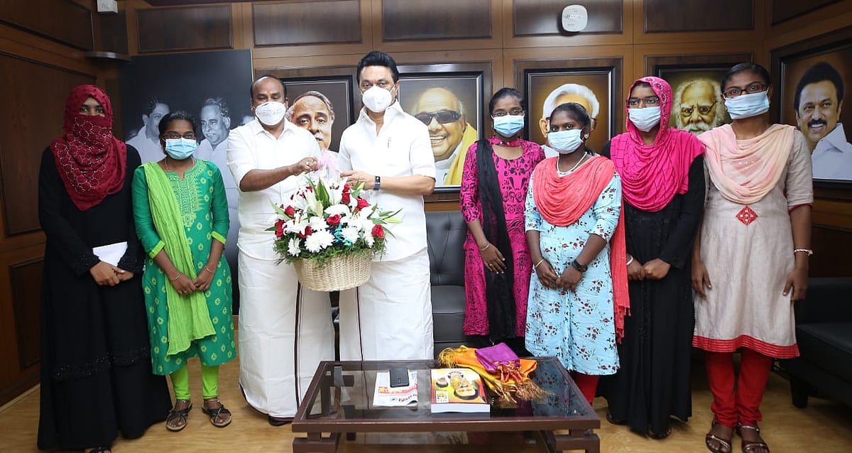 மாணவர்களை ஏமாற்றிய அரசு: 7 அரசுப் பள்ளி மாணவிகளின் முழு மருத்துவ படிப்பு செலவையும் ஏற்ற தி.மு.க நிர்வாகி!