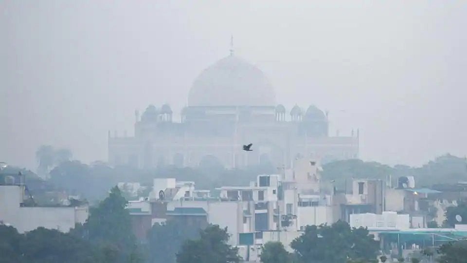 “டெல்லியில் அபாய கட்டத்தை எட்டிய காற்றின் தரம்” : காற்று மாசுபாட்டை உணராமல் பட்டாசு வெடித்து கொண்டாட்டம்?