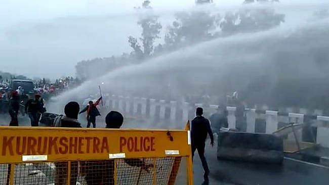 “மோடி அரசின் வேளாண் சட்டங்களுக்கு எதிர்ப்பு” : பஞ்சாப் விவசாயிகள் டெல்லி சென்று போராட்டம் நடத்த தடை..!