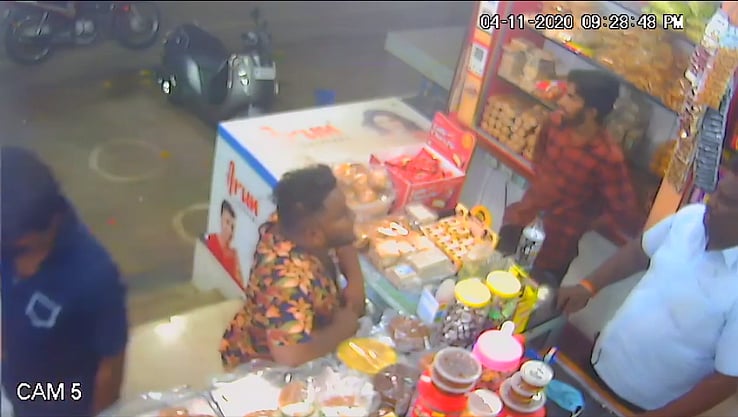 “ஒட்டகப் பாலில் டீ கேட்டு ரகளை” : புதுச்சேரியில் பேக்கரியை சூறையாடி ஊழியர்களை தாக்கிய இளைஞர்கள் கைது!