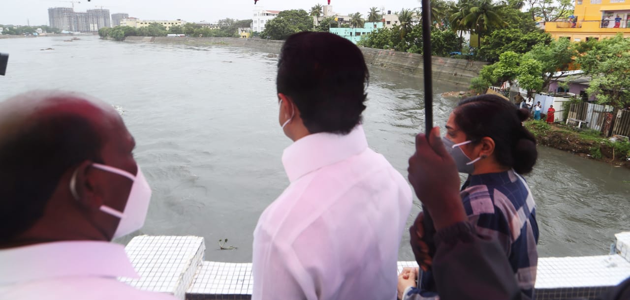 நிவர் புயலால் பாதிக்கப்பட்ட மக்களுடன் ‘களத்தில் நிற்கும் தி.மு.க தலைவர் மு.க.ஸ்டாலின்’ ! (Photos)