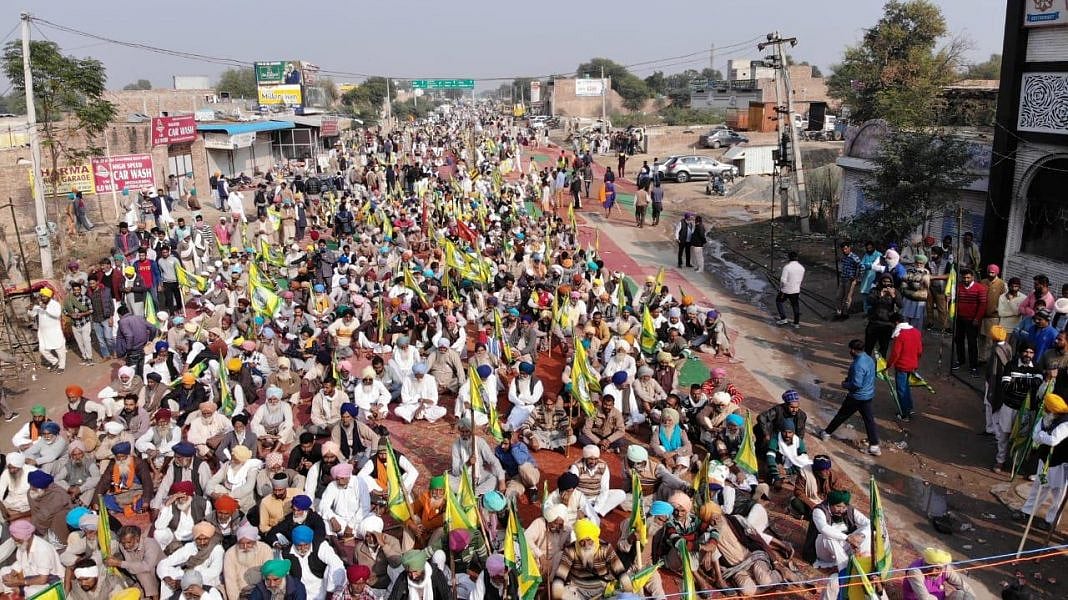 தடைகளை அகற்றி பா.ஜ.க அரசுக்கு எதிராக பேரணியாகச் சென்ற 10,000 விவசாயிகள் மீது வழக்குப் பதிவு!