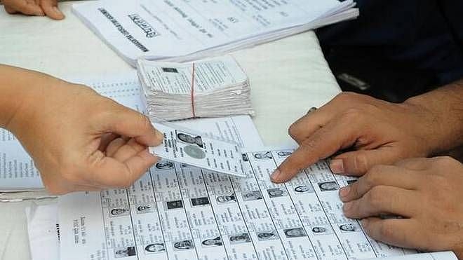 “2021-ம் ஆண்டு சட்டமன்ற தேர்தலுக்கு தயாராகும் தமிழகம்” : வரைவு வாக்காளர் பட்டியல் இன்று வெளியீடு!