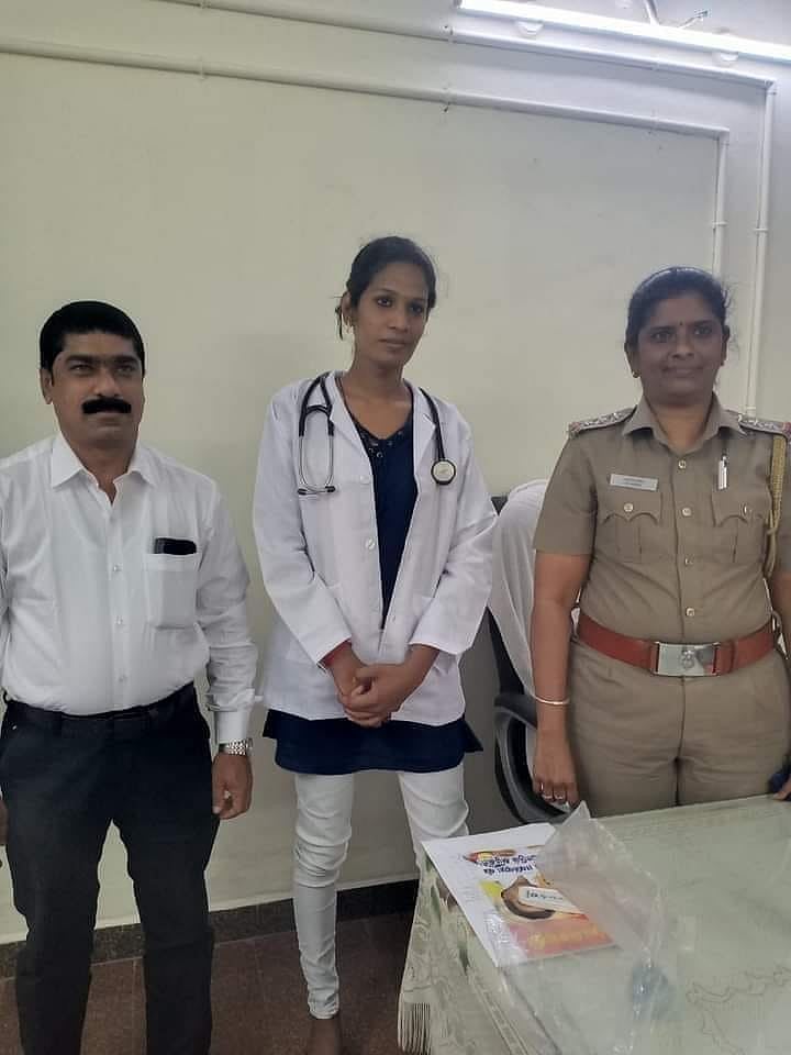 MBBS படித்துவிட்டு யாசகம் கேட்ட திருநங்கையின் டாக்டர் கனவை நிறைவேற்றி காவல் ஆய்வாளர்: நெகிழ்ச்சி சம்பவம்!