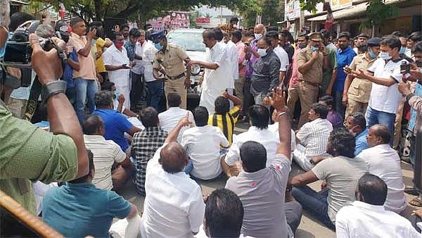 அ.தி.மு.க-வில் உச்சத்தை எட்டும் கோஷ்டி பூசல் : இருபிரிவுகளாக சாலையின் நடுவே சண்டையிட்ட அ.தி.மு.கவினர் !