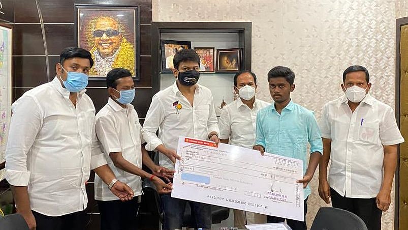 நீட் தேர்வில் வென்றும் கல்லூரி சேரமுடியாமல் தவித்த ஏழை மாணவன்.. நிதி உதவி அளித்த உதயநிதி ஸ்டாலின்!