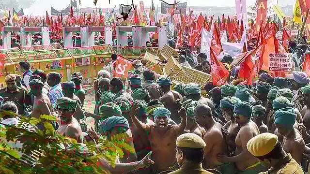 “அமித்ஷாவின் வெத்து உத்தரவாதங்களை நம்பத் தயாராக இல்லை”: டெல்லியில் போராடும் விவசாயிகள் அறிவிப்பு!