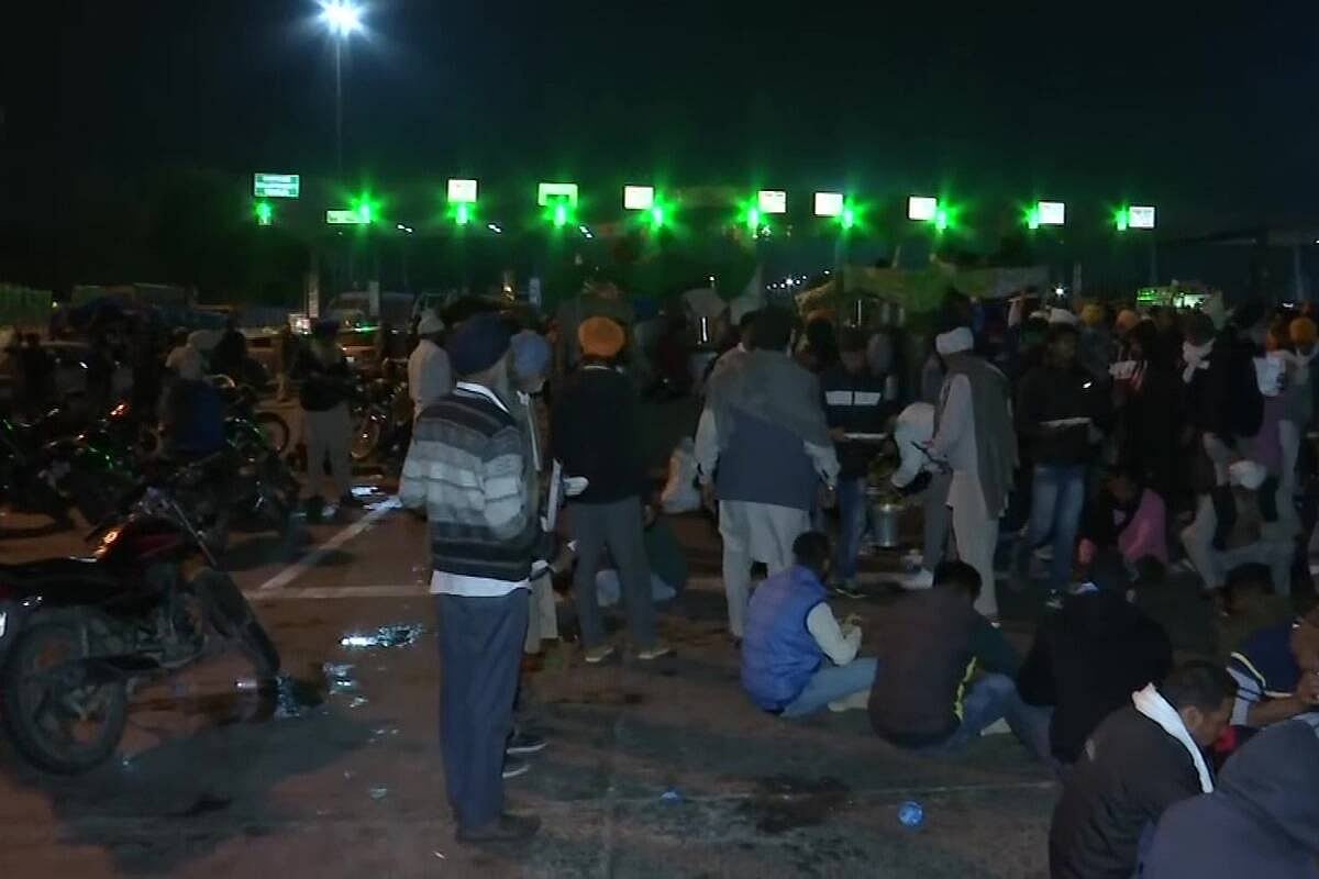 டெல்லியில் 10 டிகிரி செல்சியஸ் குளிரிலும் போராட்டத்தைத் தொடரும் விவசாயிகள்: வேடிக்கை பார்க்கும் மோடி அரசு