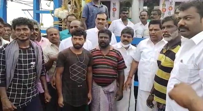 “மினிகாய் தீவில் சிறைபிடிக்கப்பட்ட மீனவர்களை மீட்ட கனிமொழி MP” : தி.மு.க உதவியால் நெகிழ்ந்த குடும்பங்கள்!