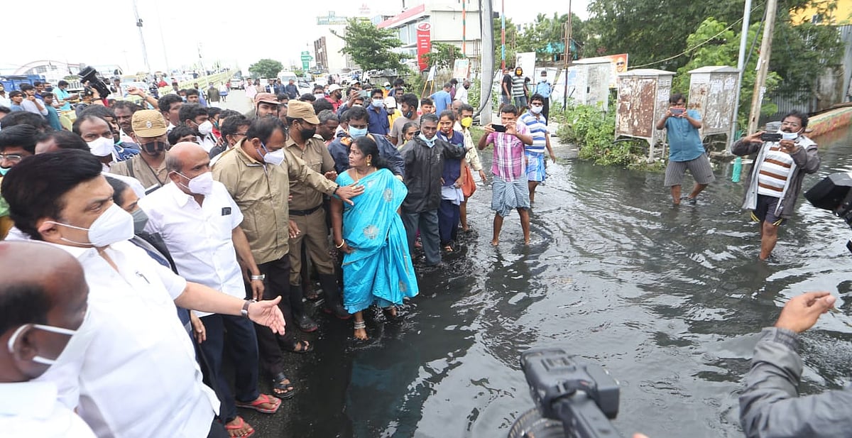 நிவர் புயலால் பாதிக்கப்பட்ட மக்களுடன் ‘களத்தில் நிற்கும் தி.மு.க தலைவர் மு.க.ஸ்டாலின்’ ! (Photos)