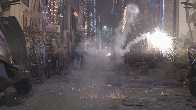 “டெல்லியில் அபாய கட்டத்தை எட்டிய காற்றின் தரம்” : காற்று மாசுபாட்டை உணராமல் பட்டாசு வெடித்து கொண்டாட்டம்?