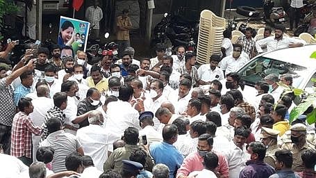 அ.தி.மு.க-வில் உச்சத்தை எட்டும் கோஷ்டி பூசல் : இருபிரிவுகளாக சாலையின் நடுவே சண்டையிட்ட அ.தி.மு.கவினர் !