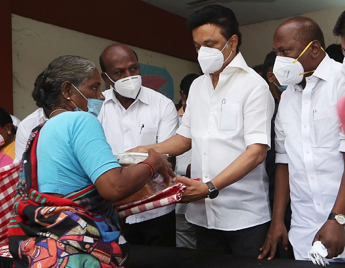 நிவர் புயலால் பாதிக்கப்பட்ட மக்களுடன் ‘களத்தில் நிற்கும் தி.மு.க தலைவர் மு.க.ஸ்டாலின்’ ! (Photos)