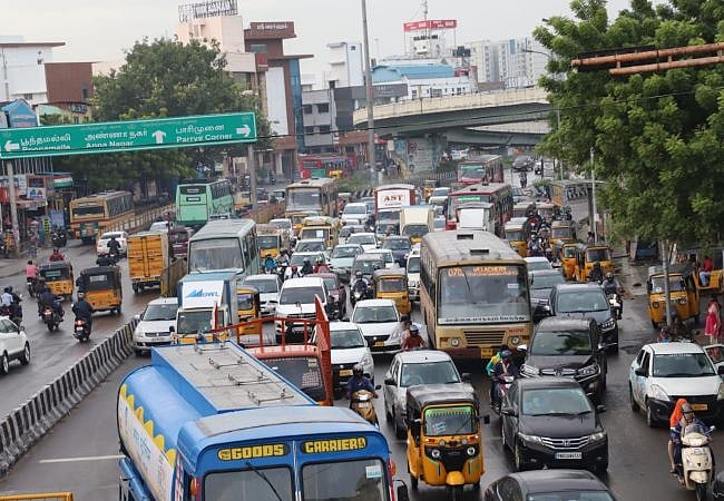 பேருந்து நிலையங்களில் படையெடுக்கும் மக்கள் : கூடுதல் பேருந்து இல்லாததால் காற்றில் பறந்த தனிமனித இடைவெளி!