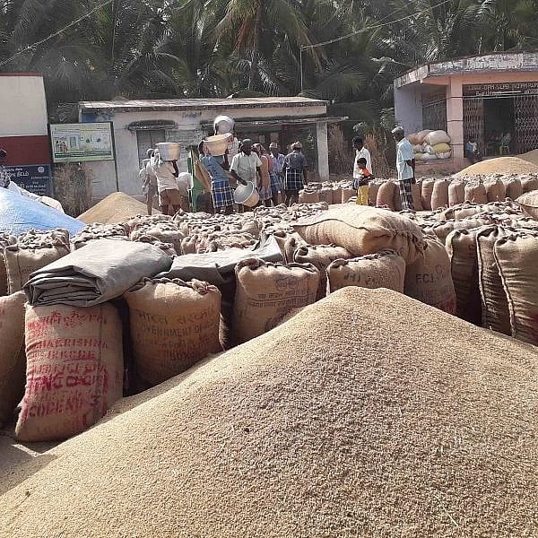 அ.தி.மு.க அரசின் அலட்சியம் - தேங்கிக்கிடக்கும் 50 ஆயிரம் நெல் மூட்டைகள் : கலங்கி நிற்கும் விவசாயிகள் !