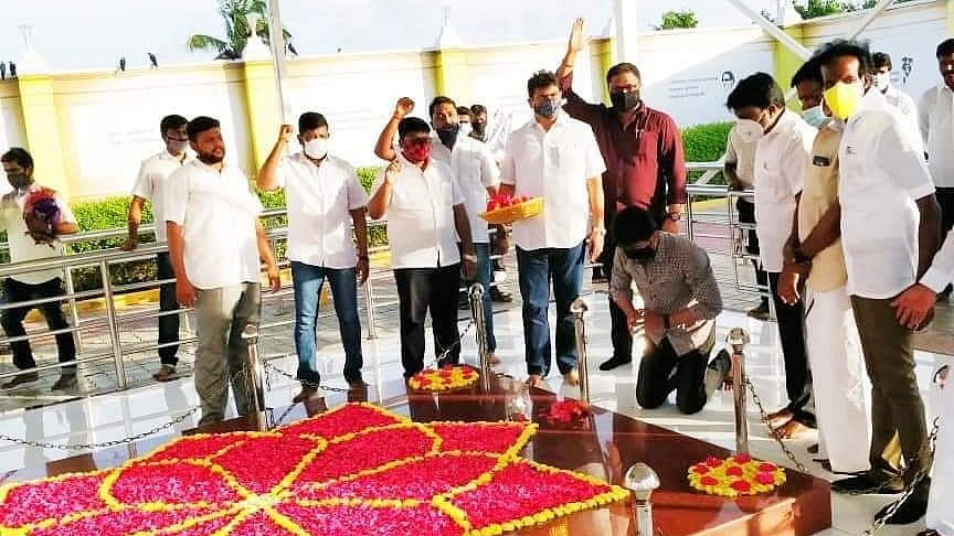 நாளை முதல் 100 நாள் தேர்தல் பரப்புரை... அண்ணா, கலைஞர் நினைவிடங்களில் மரியாதை செலுத்திய உதயநிதி ஸ்டாலின்!