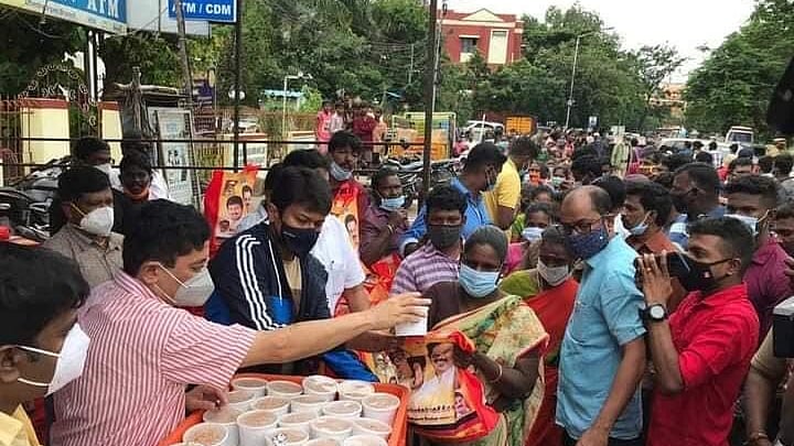 விடாது பெய்துவரும் மழையையும் பொருட்படுத்தாது மக்களுக்கு நிவாரண உதவிகளைச் செய்துவரும் உதயநிதி ஸ்டாலின்!