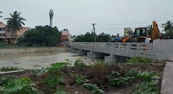 அடையாறு ஆற்றில் வெள்ளம் வந்த பின் ஆக்கிரமிப்புகள் அகற்றும் அரசு.. இதுதான் முன்னெச்சரிக்கை நடவடிக்கையா?