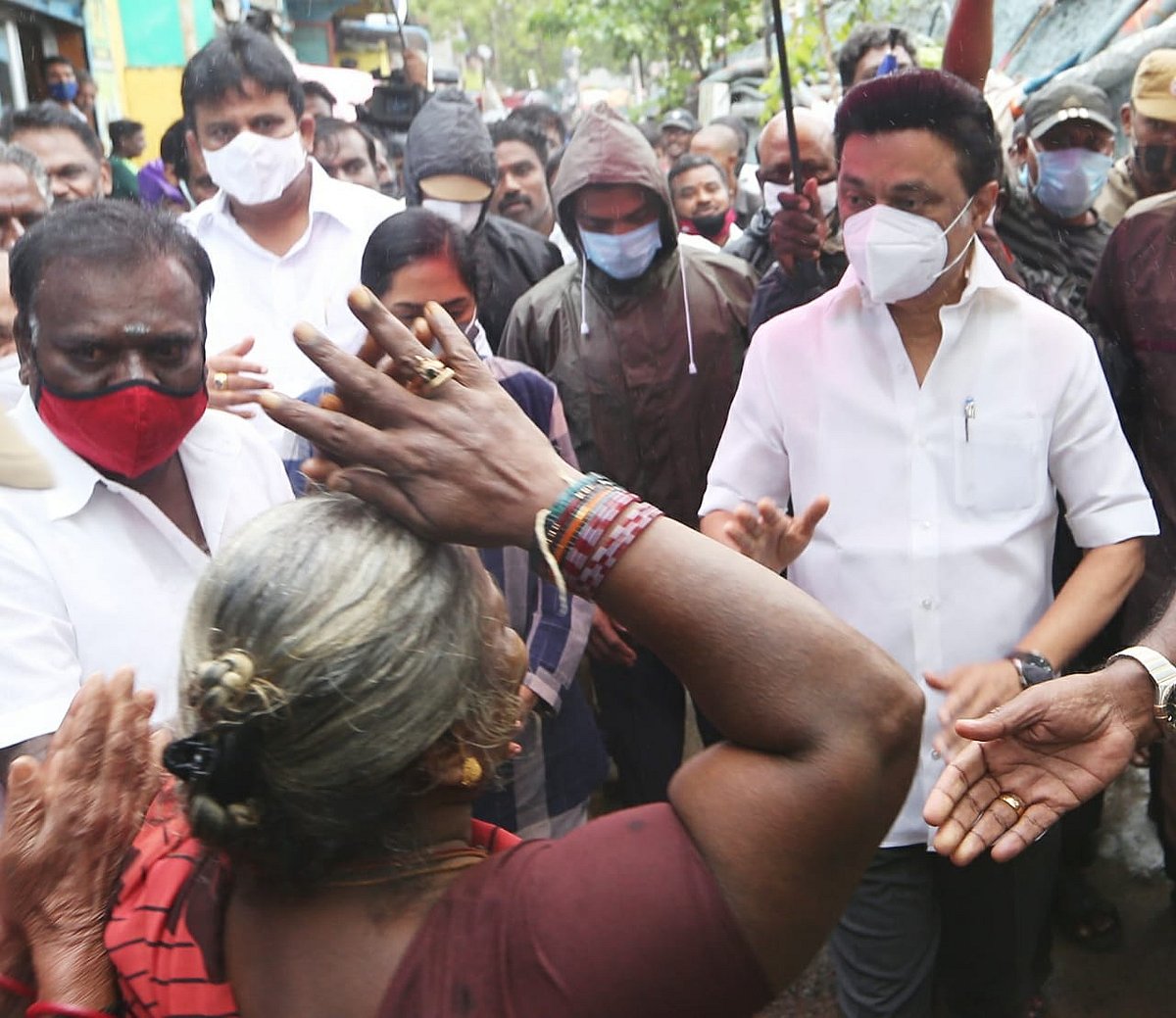 நிவர் புயலால் பாதிக்கப்பட்ட மக்களுடன் ‘களத்தில் நிற்கும் தி.மு.க தலைவர் மு.க.ஸ்டாலின்’ ! (Photos)