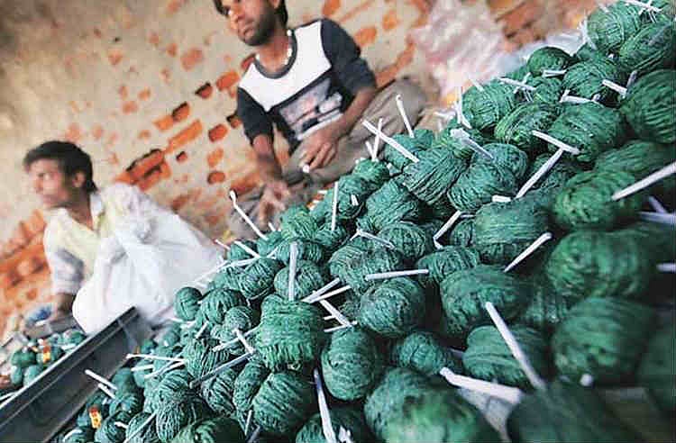 பட்டாசு வெடிக்க  தடை:  ரூ.1000 கோடி மதிப்பிலான  பட்டாசுகள் தேக்கம்.. கலக்கத்தில் சிவகாசி தொழிலாளர்கள்!