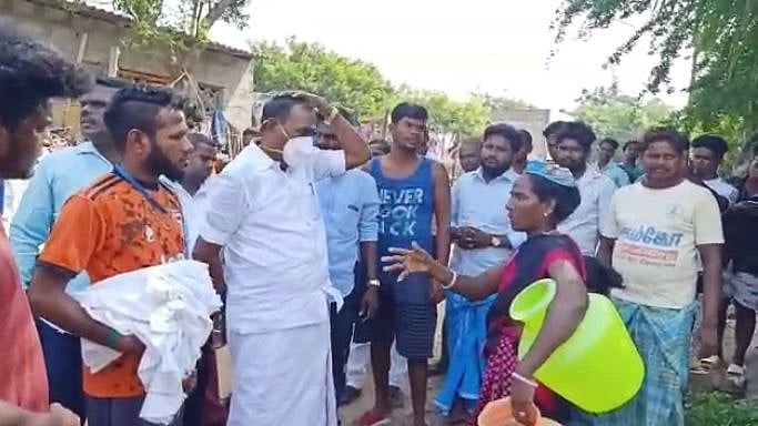 “அடிப்படை வசதி கூட இல்லை” : ஆய்வுக்கு வந்த அ.தி.மு.க MLAவை முற்றுகையிட்டு பொதுமக்கள் வாக்குவாதம் !