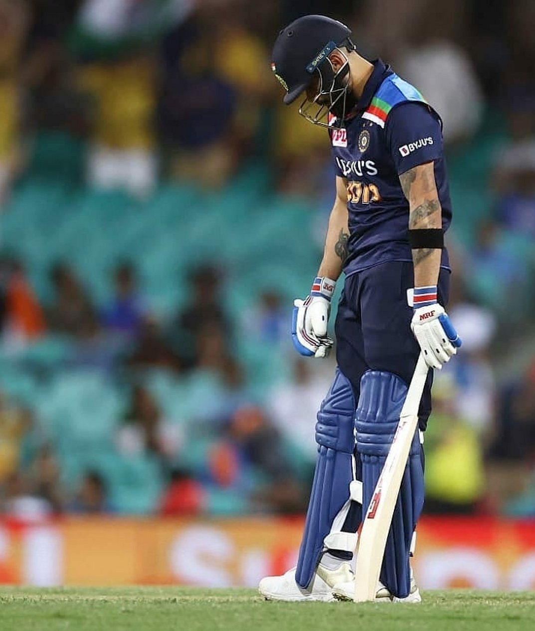 “ஆஸி தொடரில் இந்திய அணி, ‘RCB 2.O’ போல விளையாடுவது ஏன்?” : கேள்விகுள்ளாகும் கோலியின் கேப்டன்ஷிப்!