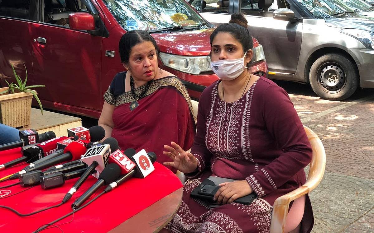 “இதற்காகத்தான் இத்தனை நாட்களாக காத்திருந்தோம்”-அர்னாப் கோஸ்வாமியால் தற்கொலை செய்துகொண்டவரின் மகள் பேட்டி!