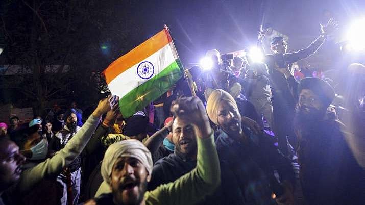 டெல்லியில் 10 டிகிரி செல்சியஸ் குளிரிலும் போராட்டத்தைத் தொடரும் விவசாயிகள்: வேடிக்கை பார்க்கும் மோடி அரசு