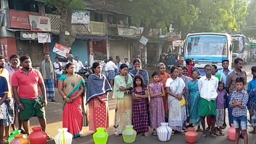 10 நாட்களுக்கும் மேலாக முறையாக குடிநீர் விநியோகிக்காமல் வதைத்த நிர்வாகம் : பொதுமக்கள் சாலை மறியல்!