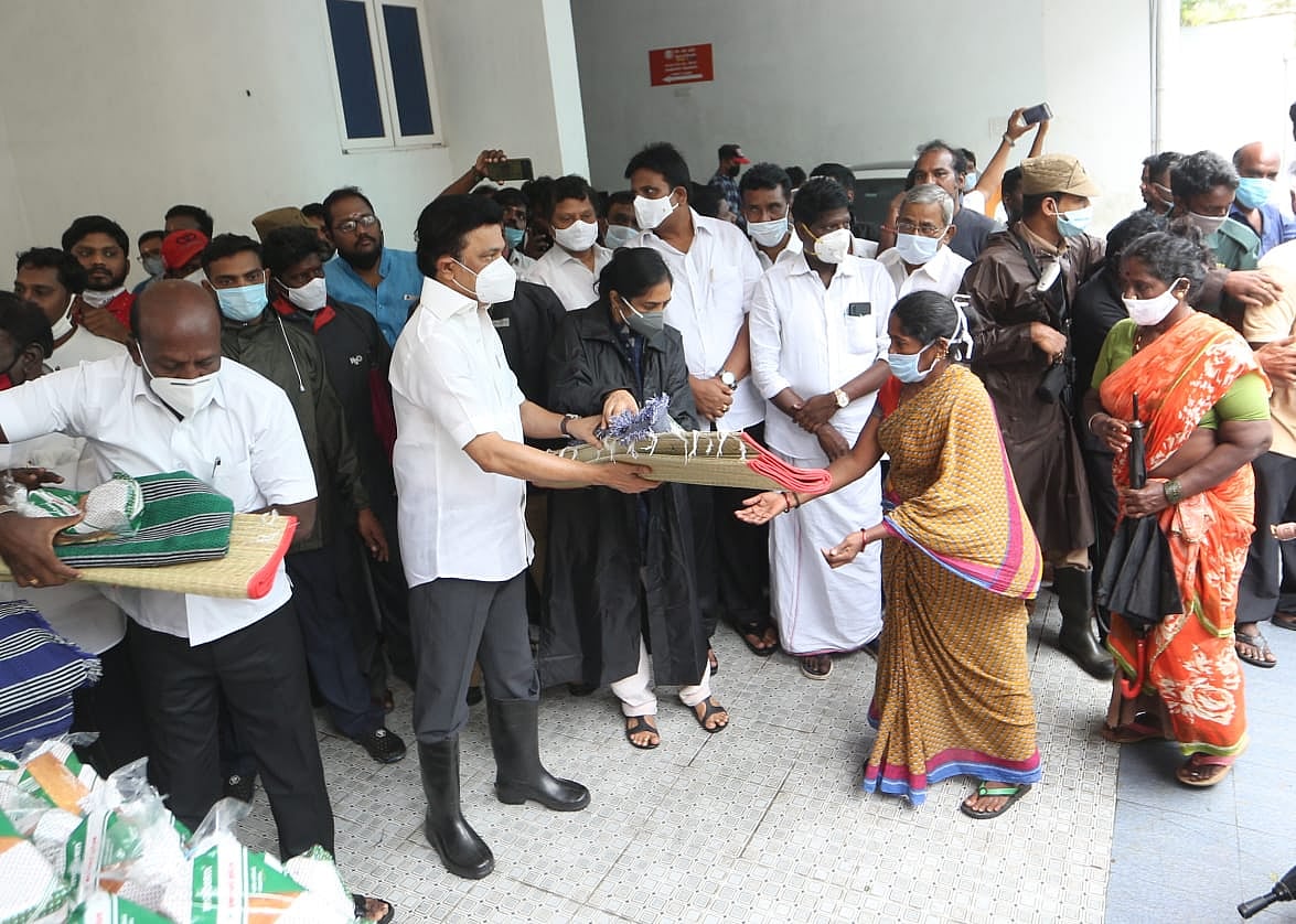 நிவர் புயலால் பாதிக்கப்பட்ட மக்களுடன் ‘களத்தில் நிற்கும் தி.மு.க தலைவர் மு.க.ஸ்டாலின்’ ! (Photos)