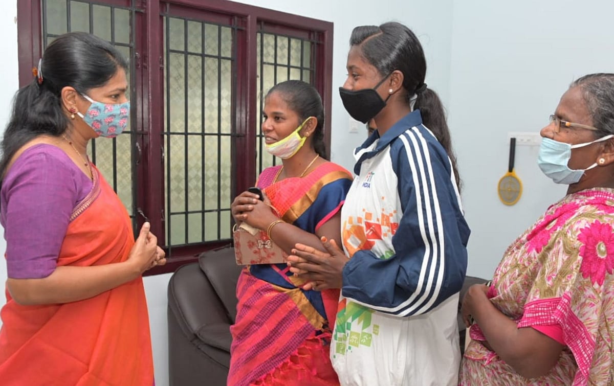 “கிராம சபை முதல் டெல்லி வரை” : ஒலிம்பிக் சைக்கிள் போட்டிக்கு தேர்வான மாணவிக்கு ஊக்கம் தந்த கனிமொழி MP!