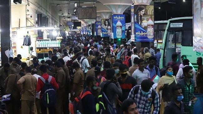 பேருந்து நிலையங்களில் படையெடுக்கும் மக்கள் : கூடுதல் பேருந்து இல்லாததால் காற்றில் பறந்த தனிமனித இடைவெளி!