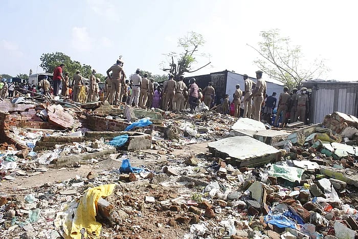 “சென்னை தீவுத்திடல் அருகே வீடுகளை இடித்து எடப்பாடி அரசு அராஜகம்” : நடுத்தெருவுக்கு வந்த பூர்வகுடிகள்!