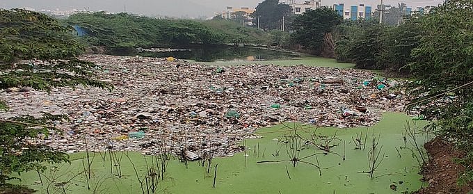 “குப்பைகளை கொட்டி ஏரியை சூறையாடும் அ.தி.மு.க அரசு” : பல்லாவரம் புத்தேரியை பாதுகாக்க திரண்ட பொதுமக்கள்!