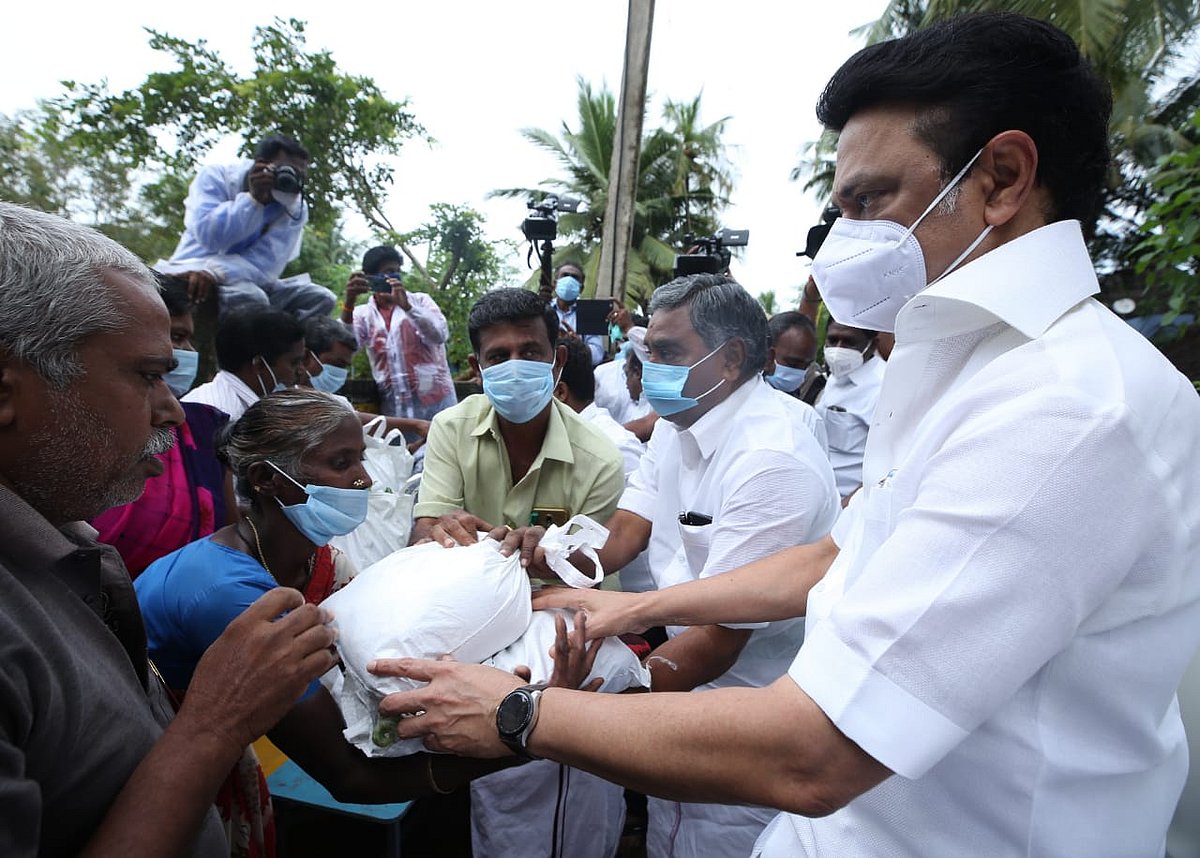 திருவாரூரில் புயல் பாதிப்புகளை பார்வையிட்டு நிவாரண உதவிகளை வழங்கினார் மு.க.ஸ்டாலின்..! (படங்கள்)