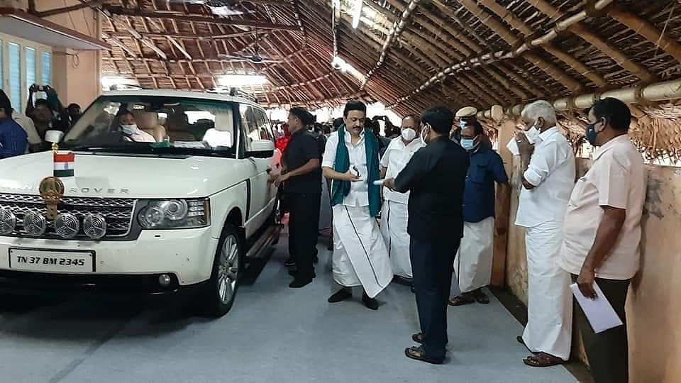 மழை வெள்ளத்தால் பாதிக்கப்பட்ட கடலூர் மாவட்ட மக்களுக்கு நிவாரண உதவி வழங்கிய மு.க.ஸ்டாலின்! #MKStalin4TN