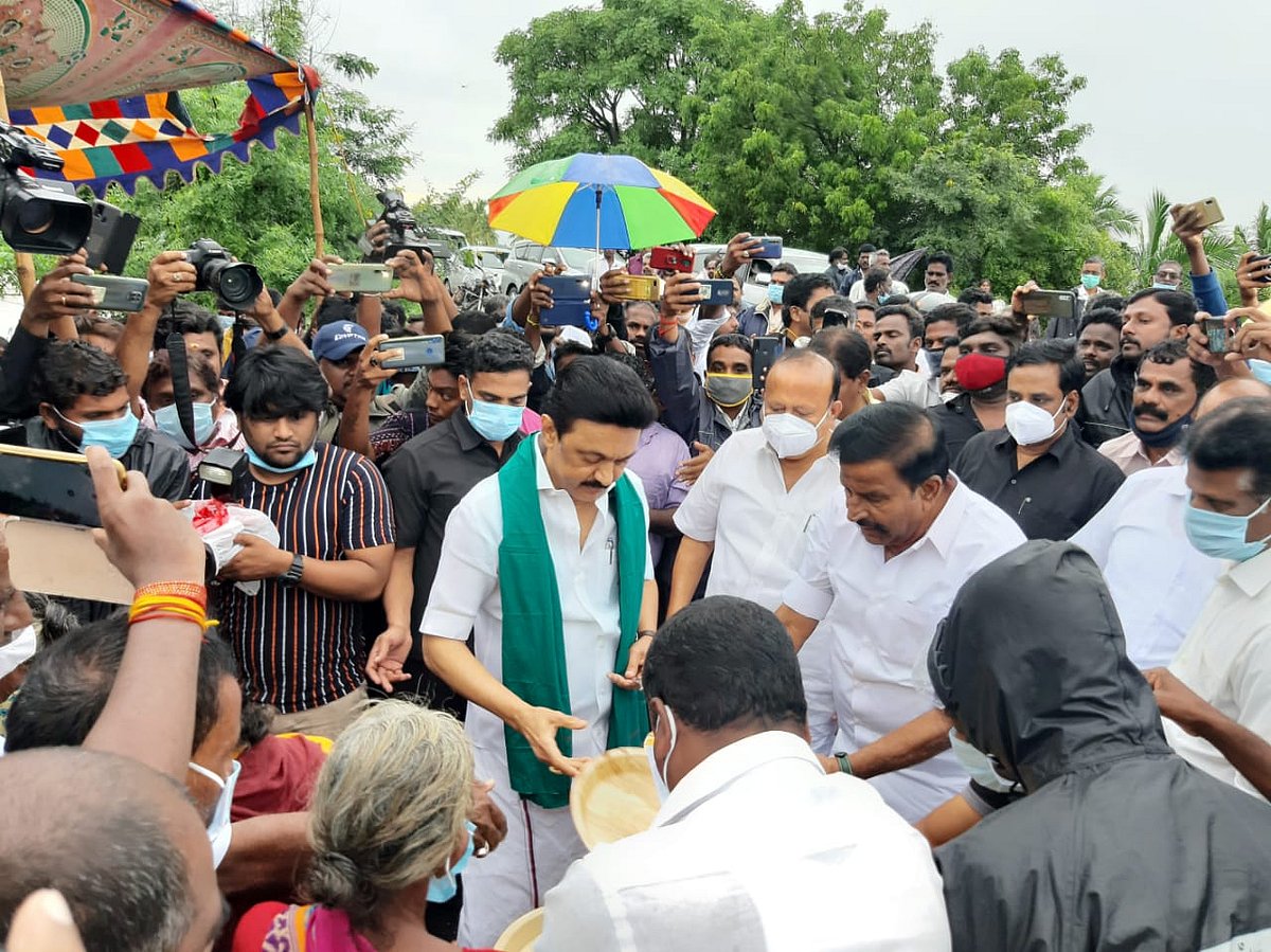 மழை வெள்ளத்தால் பாதிக்கப்பட்ட கடலூர் மாவட்ட மக்களுக்கு நிவாரண உதவி வழங்கிய மு.க.ஸ்டாலின்! #MKStalin4TN