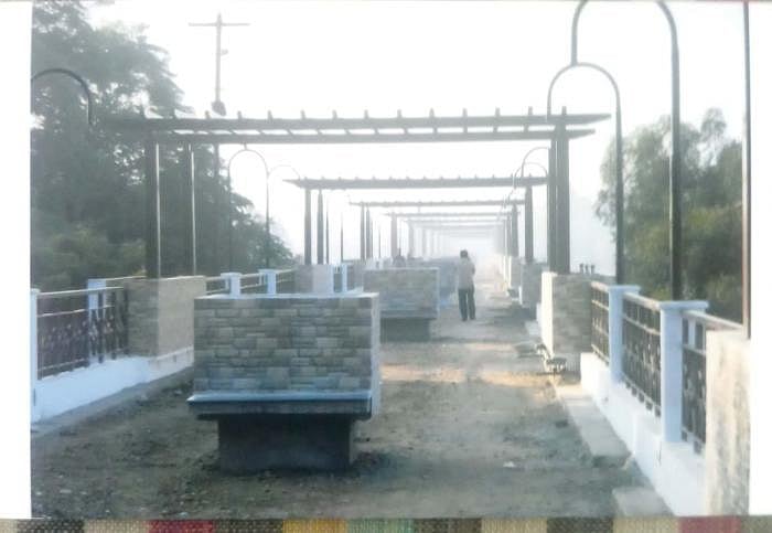 மக்கள் பயன்பாட்டிலுள்ள நடைபாதையில் பூங்கா அமைத்த கரூர் நகராட்சி... நீதிமன்ற ஆணையை மீறிய அ.தி.மு.க அரசு!