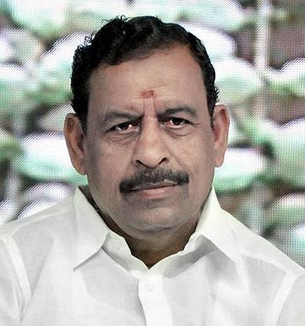 நாகையில் மக்கள் பயன்பாட்டில் இருந்த சமுதாயக் கூடத்தை இடித்து மாட்டுத் தொழுவமாக்கிய அமைச்சர் ஓ.எஸ்.மணியன்!