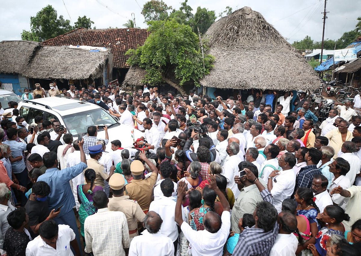 திருவாரூரில் புயல் பாதிப்புகளை பார்வையிட்டு நிவாரண உதவிகளை வழங்கினார் மு.க.ஸ்டாலின்..! (படங்கள்)