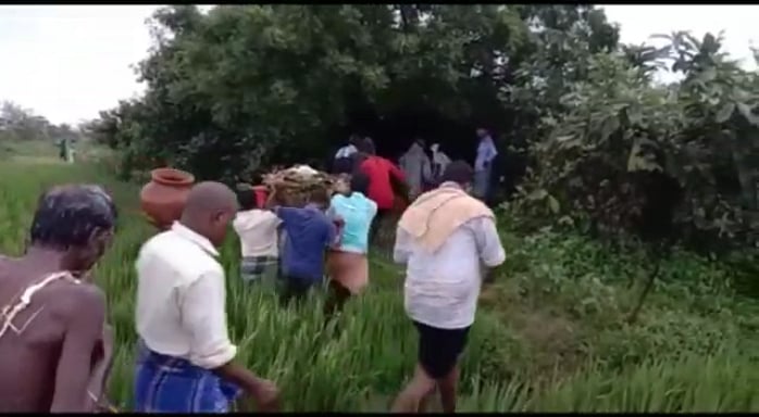 “இறந்தவரின் உடலை பொது வழியில் எடுத்துச் செல்ல தடை”: தீண்டாமை கொடுமையால் தவிக்கும் அருந்ததியின மக்கள்!